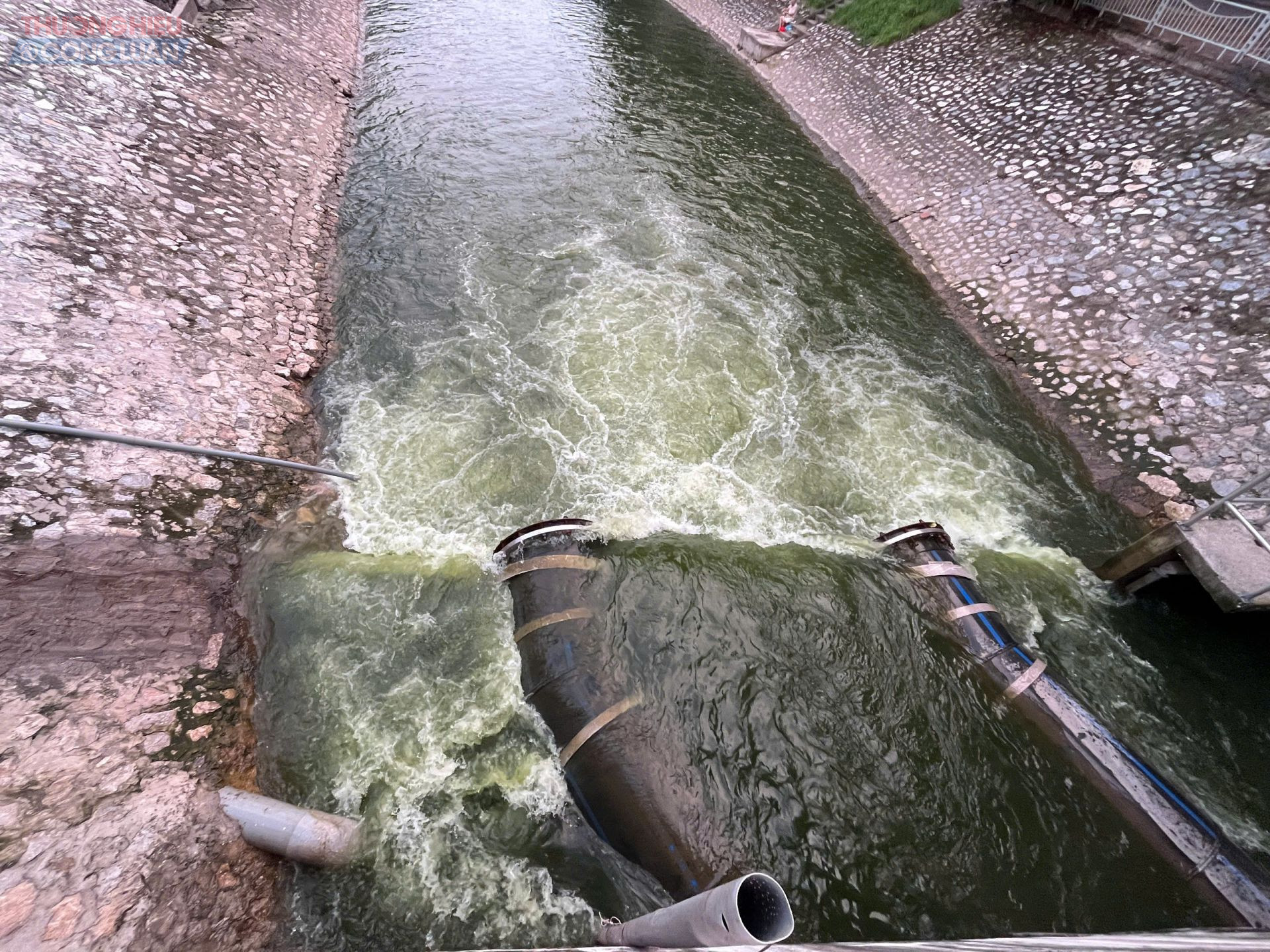 Tại vị trí xả nước sông Tô Lịch, theo ghi nhận, nắp bịt bằng sắt đã được mở, nước từ hồ Tây bắt đầu chảy vào sông qua hai đường ống với lưu lượng khoảng một nửa tiết diện mỗi ống.