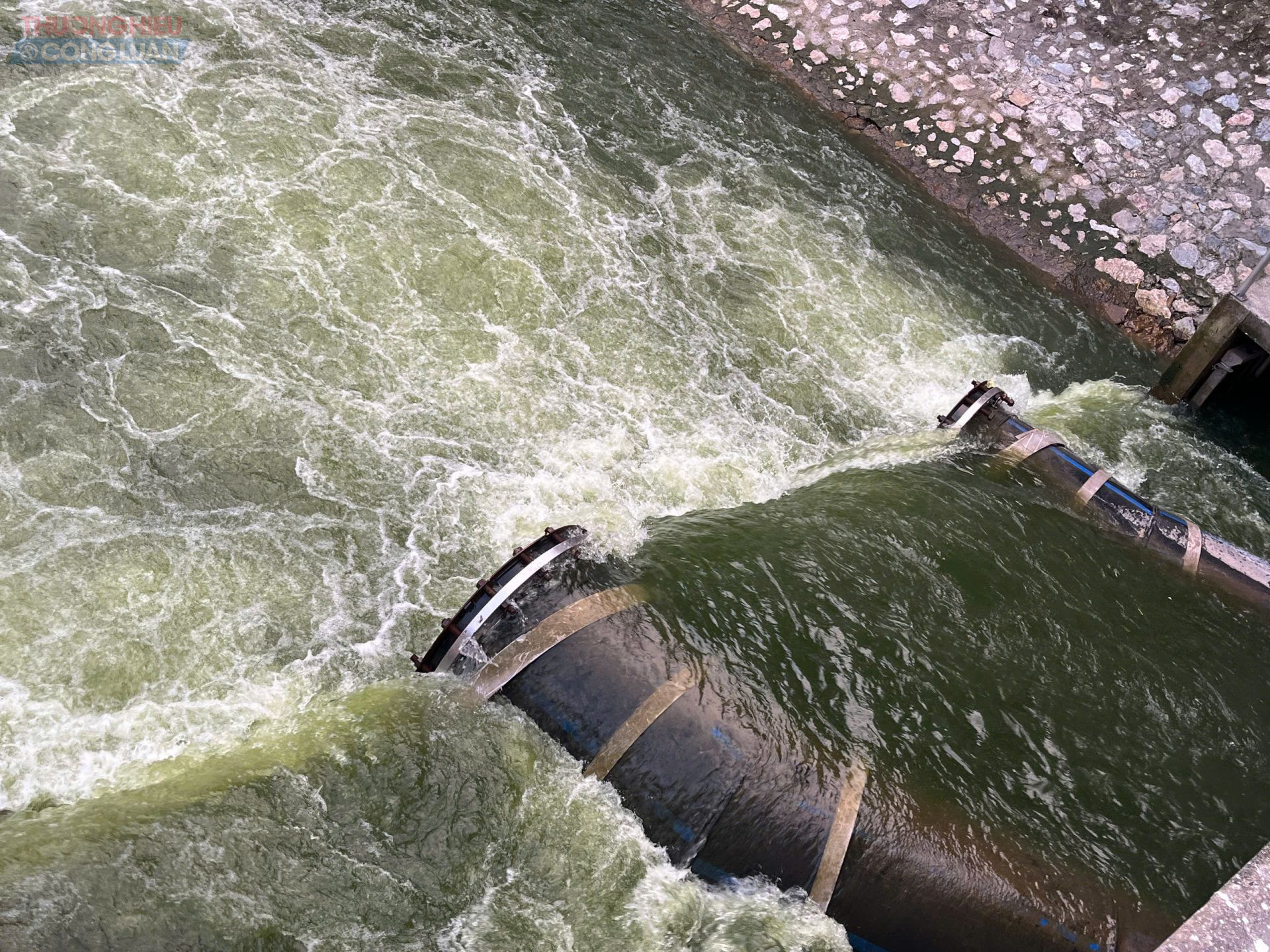 Hai đường ống trên được lắp đặt có đường kính 1,2m mỗi ống, khởi công vào cuối năm 2024 với nhiệm vụ dẫn nước từ hồ Tây về 