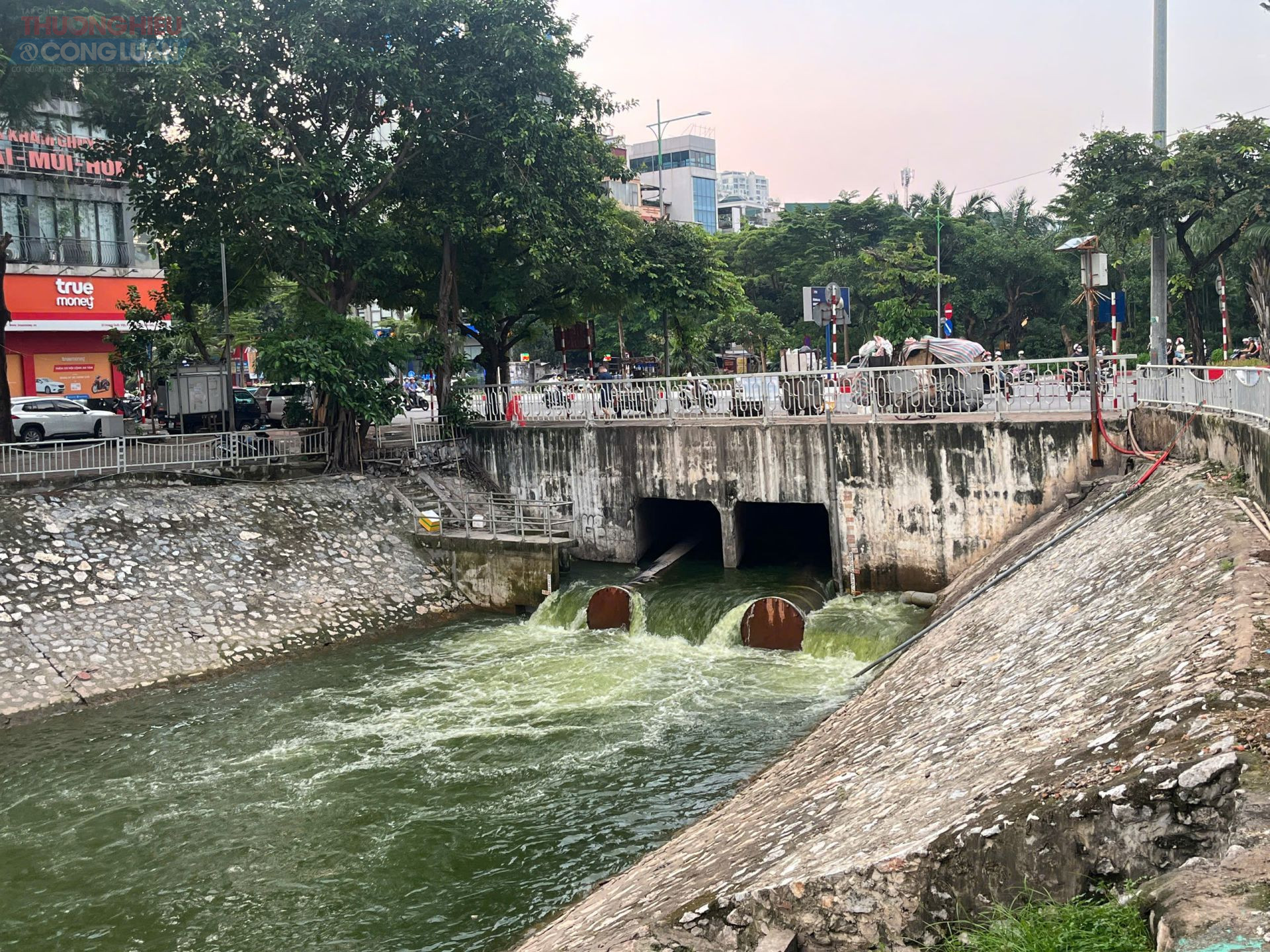 Trước đó sáng 9/9, Hà Nội chính thức bơm nước từ Hồ Tây vào sông Tô Lịch thông qua hệ thống ống chuyên dụng. Nguồn nước được dẫn qua hai ống HDPE song song, đường kính 1,2m, dài khoảng 1,5 km, đổ vào sông tại khu vực đầu đường Hoàng Quốc Việt, đánh dấu bước khởi đầu cho hành trình cải tạo dòng sông sau nhiều năm chìm trong ô nhiễm.