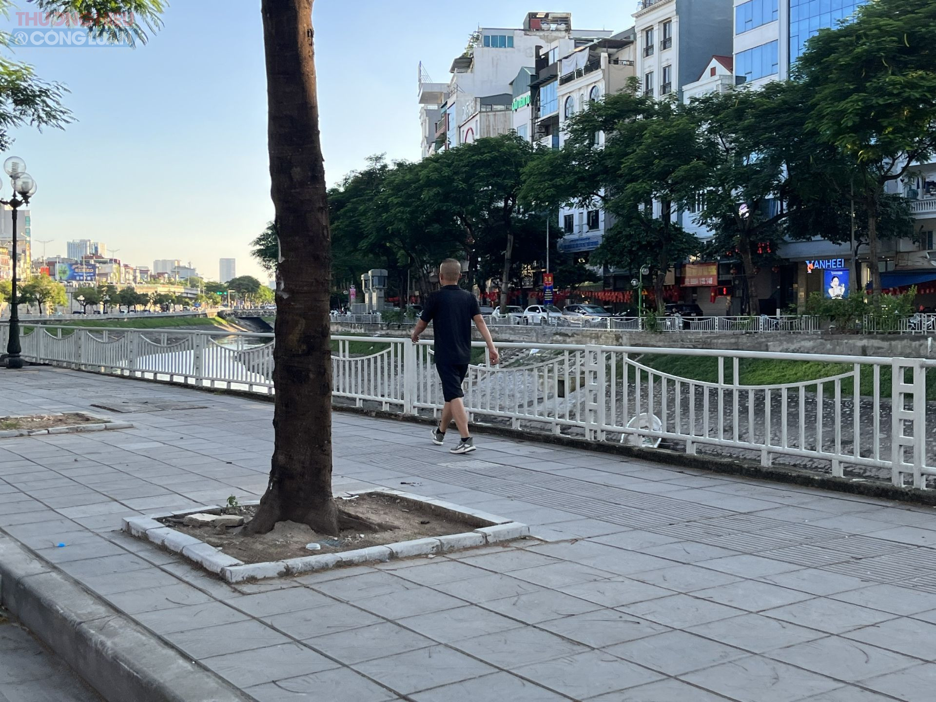 Anh Bắc Huy (45 tuổi, sống gần đường Láng): “Đi ngang qua sông mấy hôm nay, tôi thấy khác hẳn. Nước trong xanh, soi được cả bóng cây, nhìn dễ chịu lắm. Trước kia đi qua đây nhiều khi phải che mũi vì mùi hôi, giờ thì đỡ hẳn, cảm giác như sông được hồi sinh.”