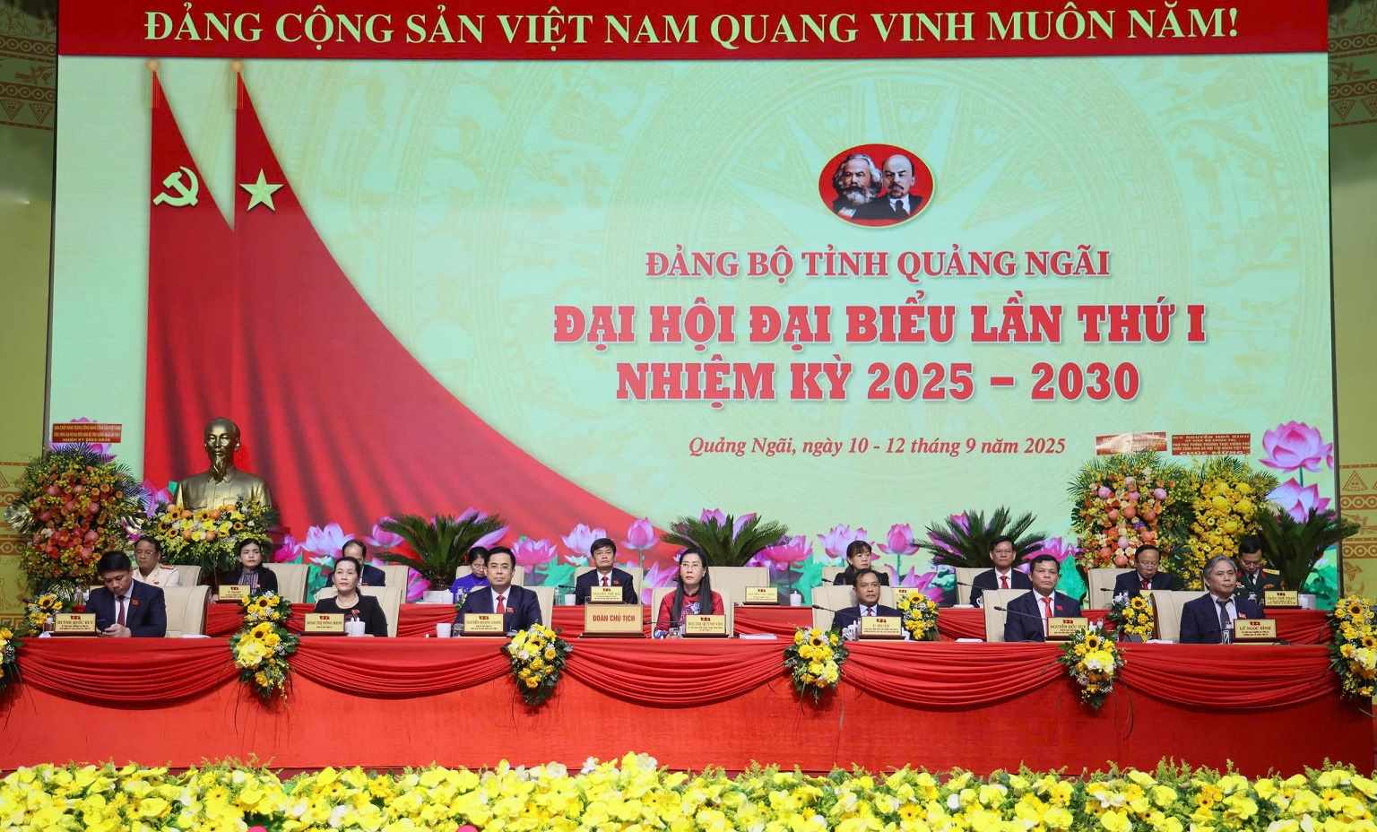 Đoàn chủ tịch tại phiên trù bị Đại hội đại biểu Đảng bộ tỉnh Quảng Ngãi lần thứ I nhiệm kỳ 2025-2030. Ảnh: Viên Nguyễn Đoàn chủ tịch tại phiên trù bị Đại hội đại biểu Đảng bộ tỉnh Quảng Ngãi lần thứ I nhiệm kỳ 2025-2030. Ảnh: Viên Nguyễn