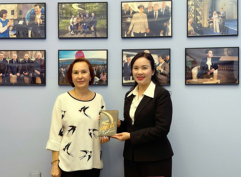 Bà Tatiana Ghermanovna trao tặng cuốn sách 