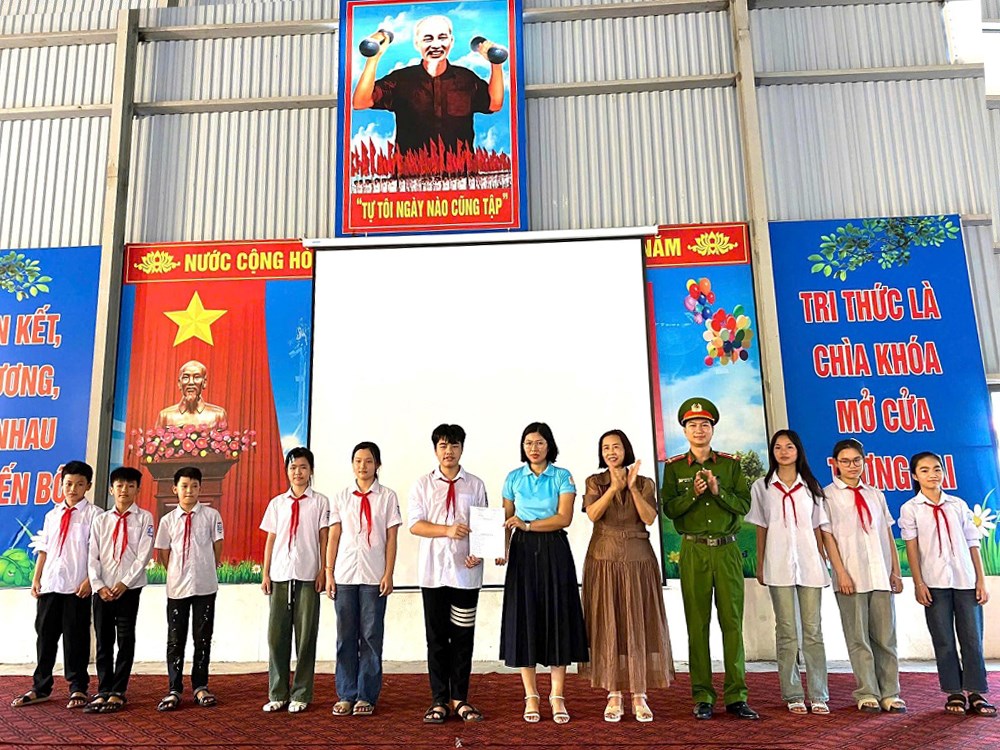 Đại diện học sinh nhà trường ký cam kết thực hiện nghiêm các quy định pháp luật về trật tự an, toàn giao thông.