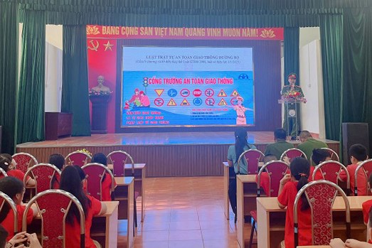 Nội dung được truyền đạt gắn liền với các tình huống thực tế, giúp học sinh dễ tiếp thu và nâng cao ý thức chấp hành.