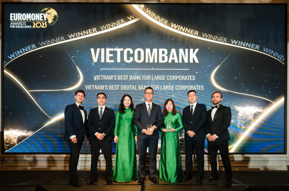 Đoàn đại diện Vietcombank nhận giải thưởng từ Ban tổ chức Euromoney Awards for Excellence 2025. Ảnh: VCB