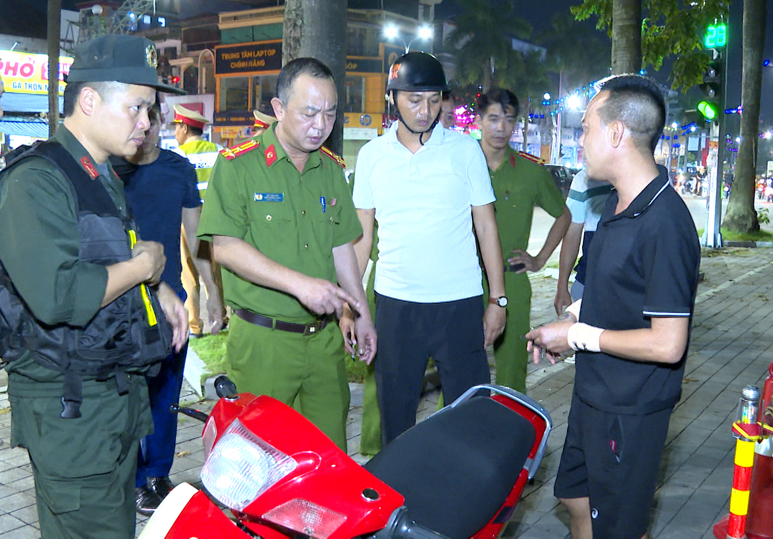 Lực lượng Công an tỉnh Thanh Hóa Lập chốt xử lý các trường hợp vi phạm trật tự, an toàn giao thông