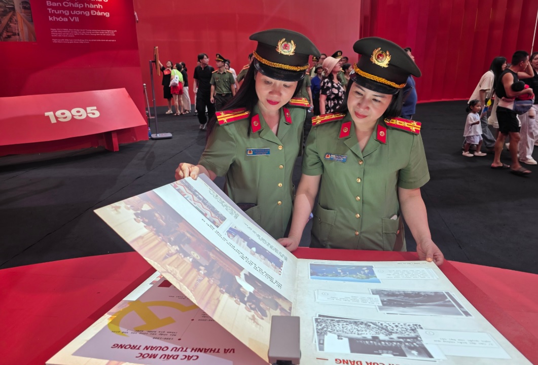 [Ảnh] Sách tương tác về các kỳ Đại hội Đảng thu hút mọi tầng lớp nhân dân