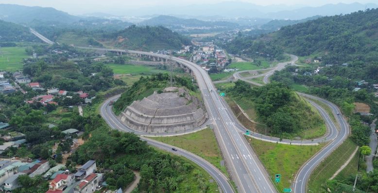 Cao tốc Nội Bài - Lào Cai đoạn từ nút giao IC18 đến cửa khẩu Kim Thành.