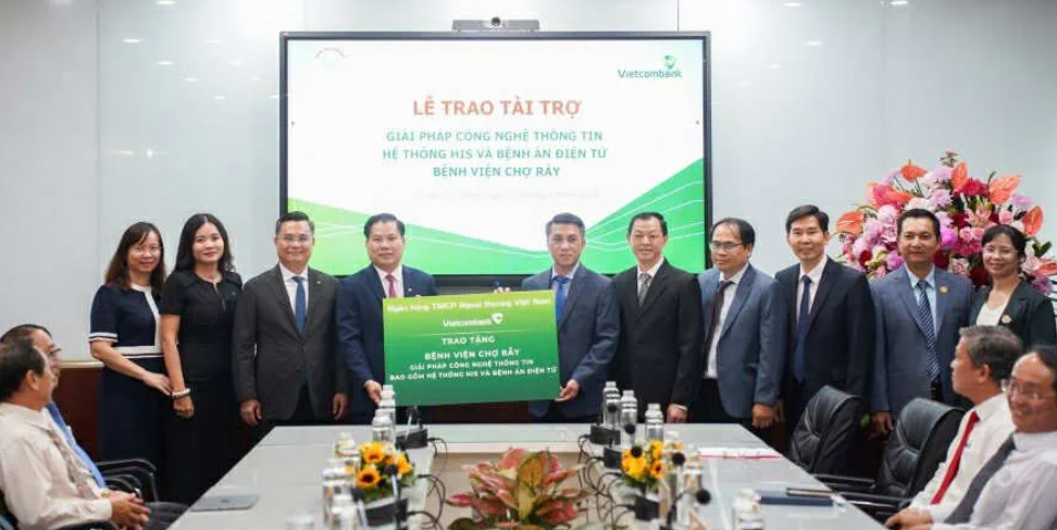 Ông Nguyễn Văn Lập - Giám đốc Vietcombank Chi nhánh TP HCM (đứng thứ 4 từ trái sang) trao tặng bảng tượng trưng tài trợ cho đại diện Bệnh viện Chợ Rẫy. Ảnh: VCB