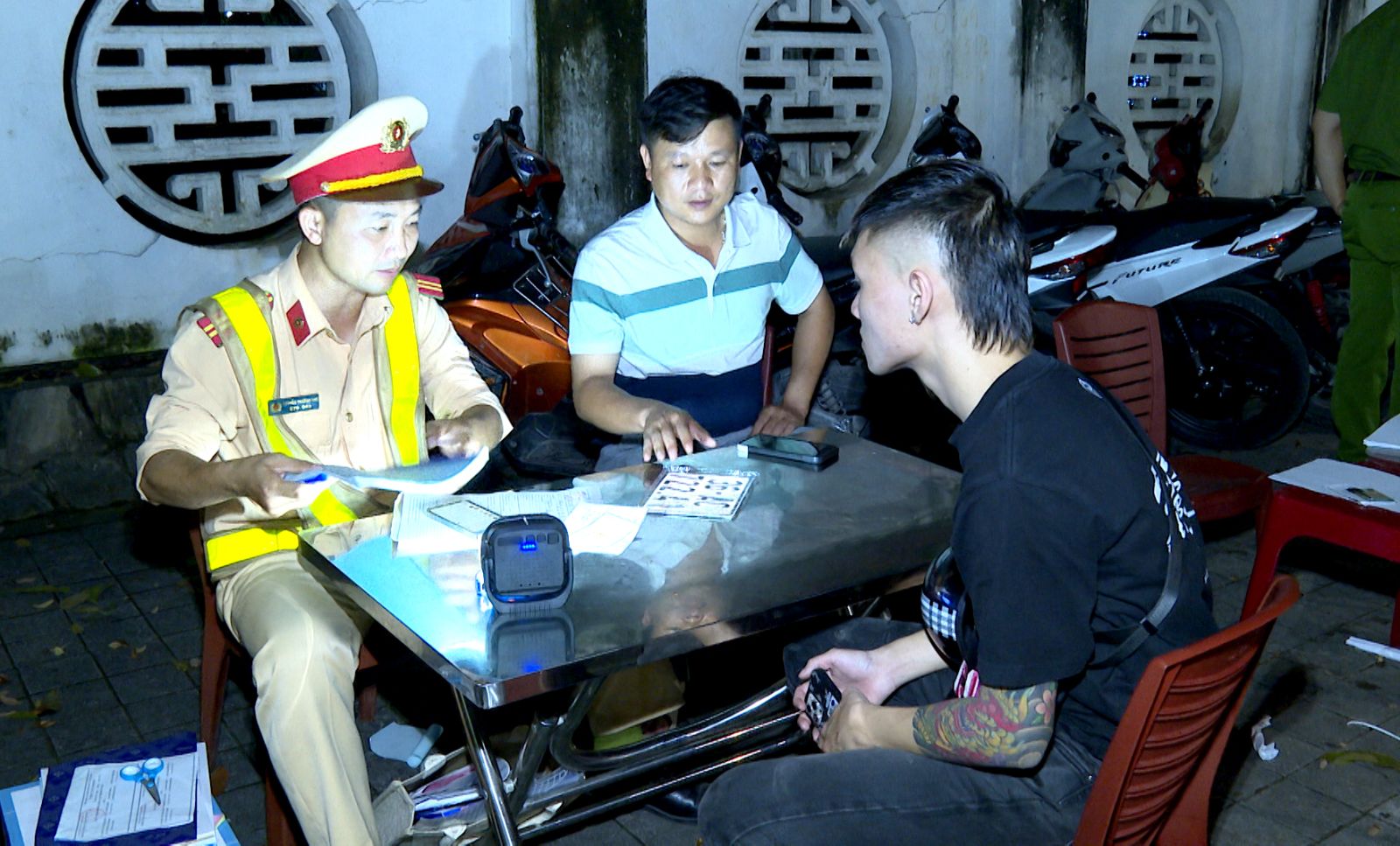 các lực lượng đã phối hợp chặt chẽ, triển khai nhiều chốt chặn, kết hợp tuần tra lưu động, kiểm soát vào khung giờ cao điểm