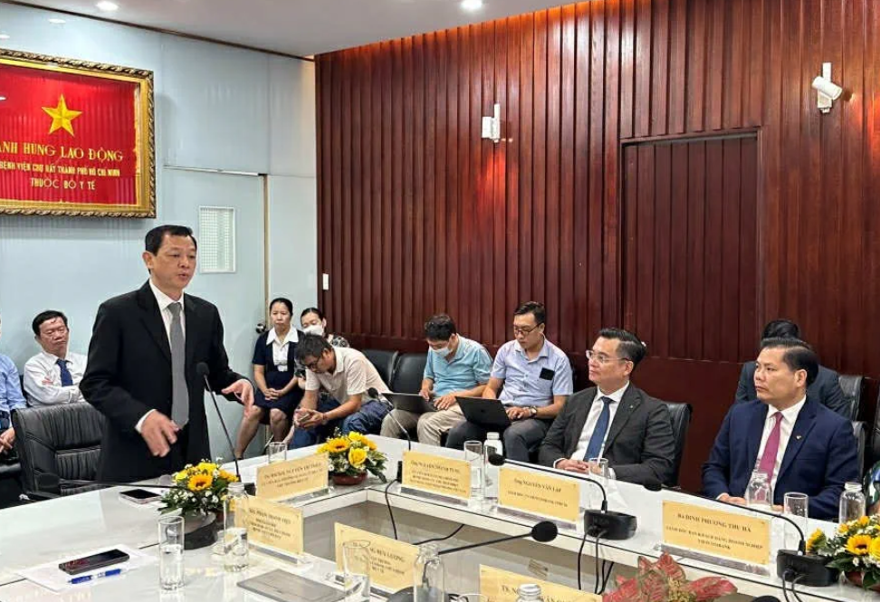 BS CKII Nguyễn Tri Thức - Ủy viên Ban Thường vụ Đảng ủy Bộ Y tế - Thứ trưởng Bộ Y tế phát biểu chỉ đạo tại buổi lễ. Ảnh: VCB