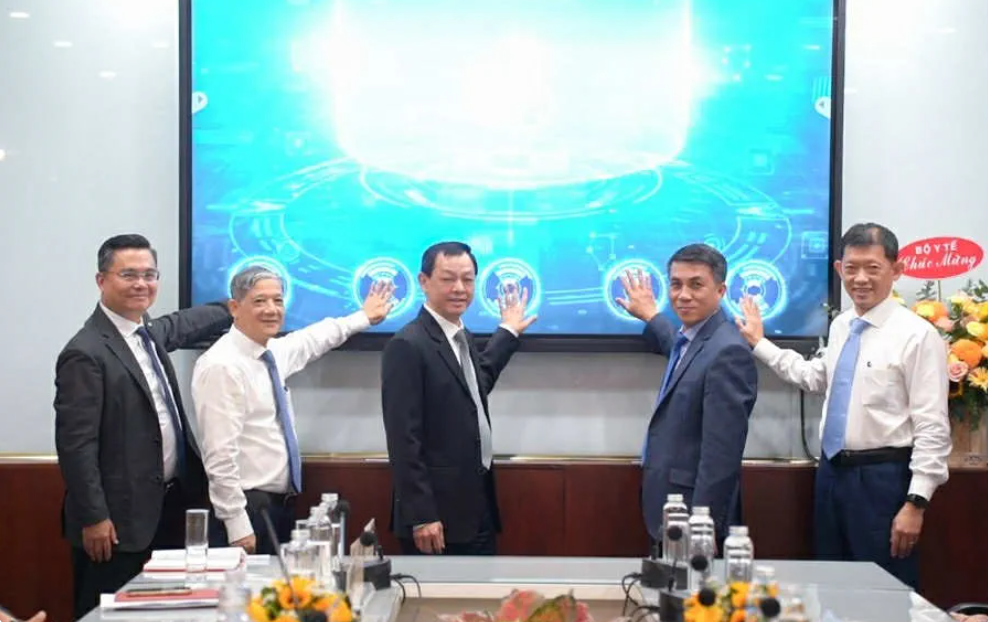 Lãnh đạo Bộ Y tế, Ban Giám đốc Bệnh viện Chợ Rẫy cùng Lãnh đạo Vietcombank cùng thực hiện nghi thức kích hoạt, đi vào hoạt động hệ thống Hồ sơ Bệnh án điện tử trong buổi lễ. Ảnh: VCB