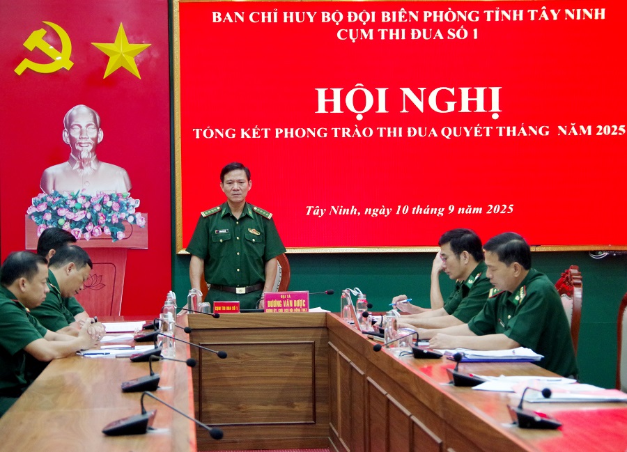 Đại tá Dương Văn Dược – Chính ủy, Chủ tịch Hội đồng TĐKT BĐBP Tây Ninh biểu dương những thành tích đạt được của các đơn vị trong Cụm