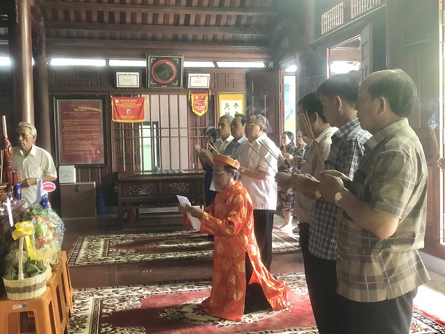 Đại diện lãnh đạo Ban Hội đồng họ Phạm tỉnh Gia Lai đọc văn tế ôn lại thân thế, sự nghiệp và công trạng của ngài Đô Hồ Đại Vương Phạm Tu. Ảnh: VH