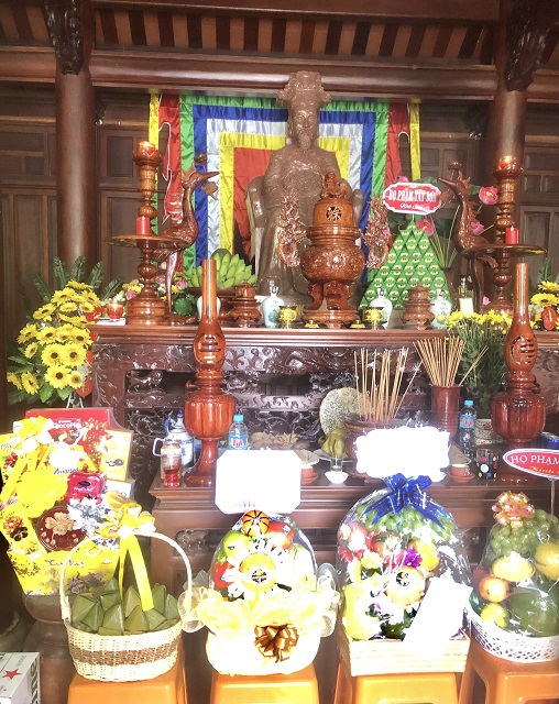 Tượng ngài Phạm Tu và gian thờ chính. Ảnh: Viết Hiền