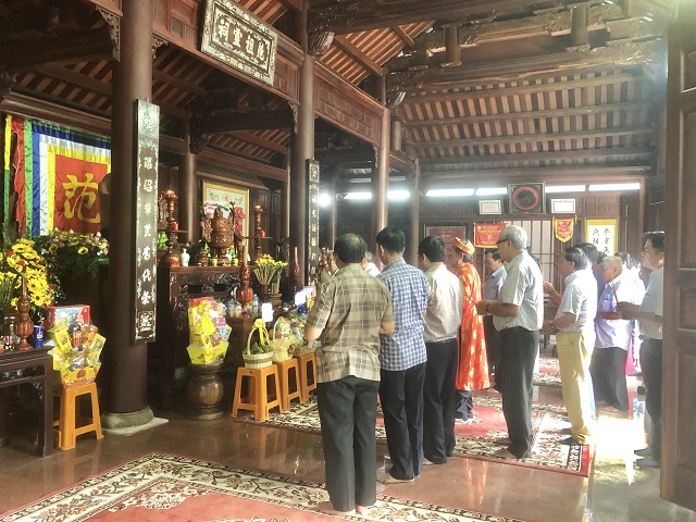 Con cháu họ Phạm tỉnh Gia Lai thắp nhang tưởng nhớ ngài Thượng thủy tổ họ Phạm Việt Nam. Ảnh: VH