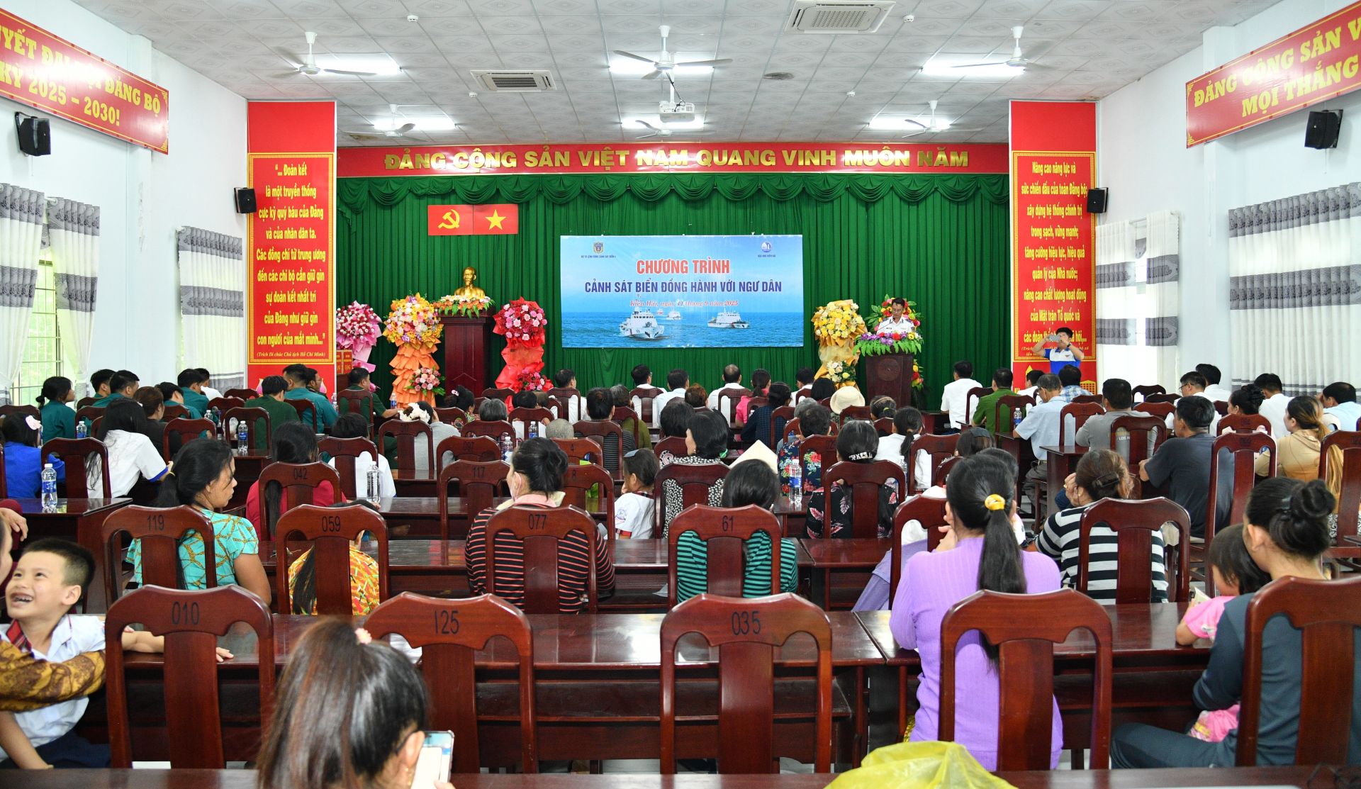 Quang cảnh chương trình “Cảnh sát biển đồng hành với ngư dân” tại ấp Củ Tron, đặc khu Kiên Hải.