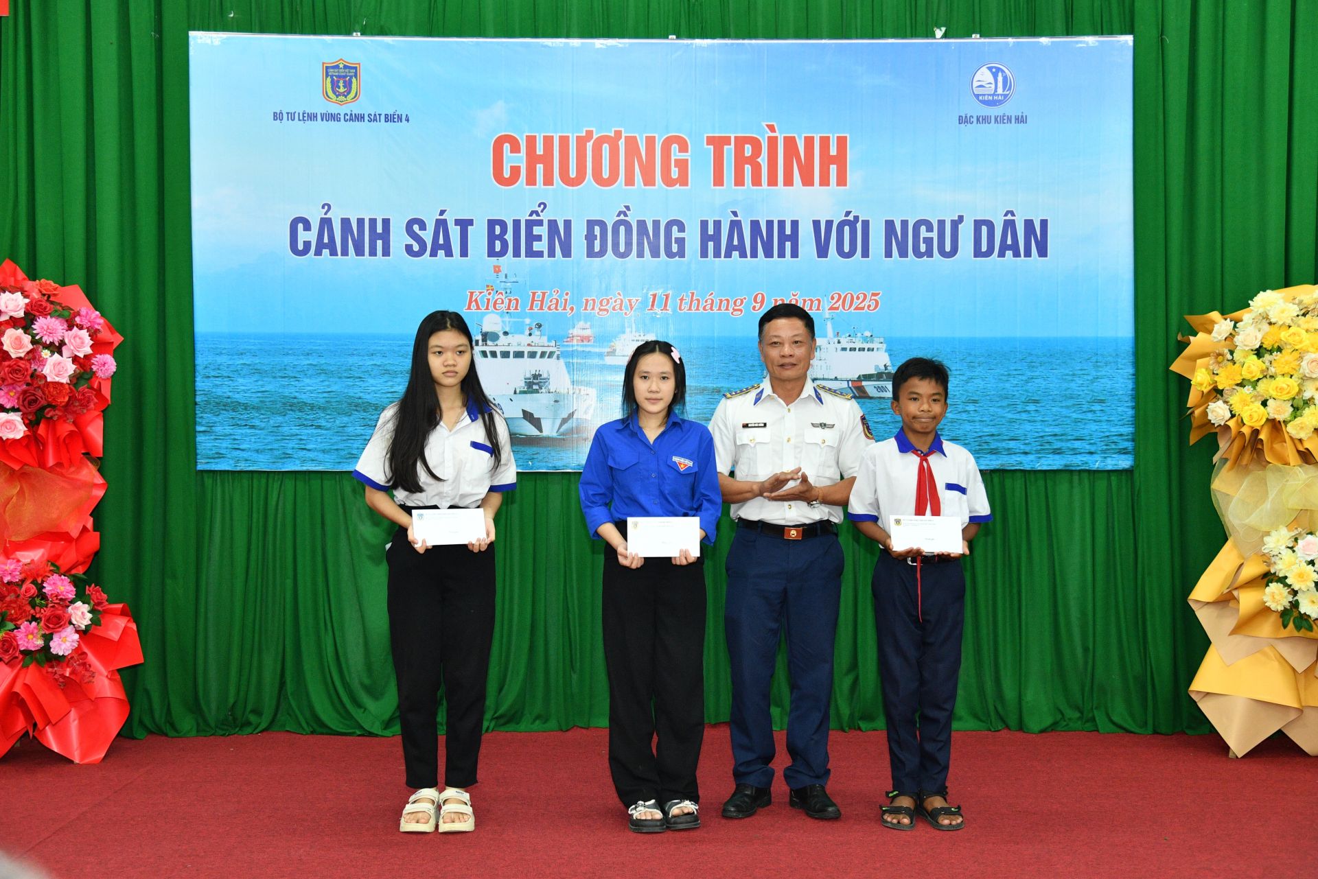 Đại tá Phan Duy Cường - Phó Tư lệnh Quân sự, Bộ Tư lệnh Vùng Cảnh sát biển 4 tặng quà đỡ đầu cho 03 cháu học sinh.