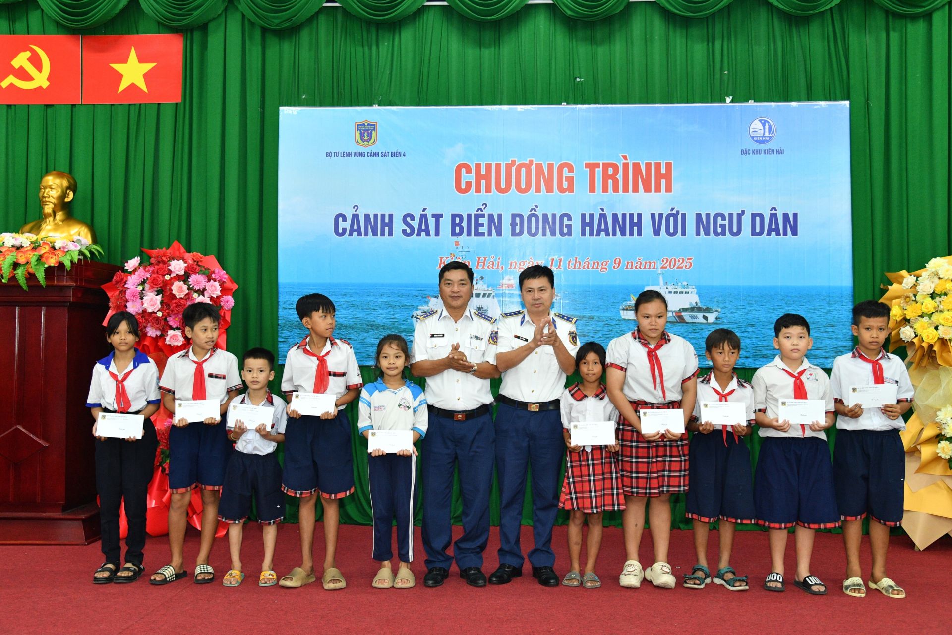 Bộ Tư lệnh Vùng Cảnh sát biển 4 tặng quà cho các em học sinh có hoàn cảnh khó khăn, vươn lên học giỏi