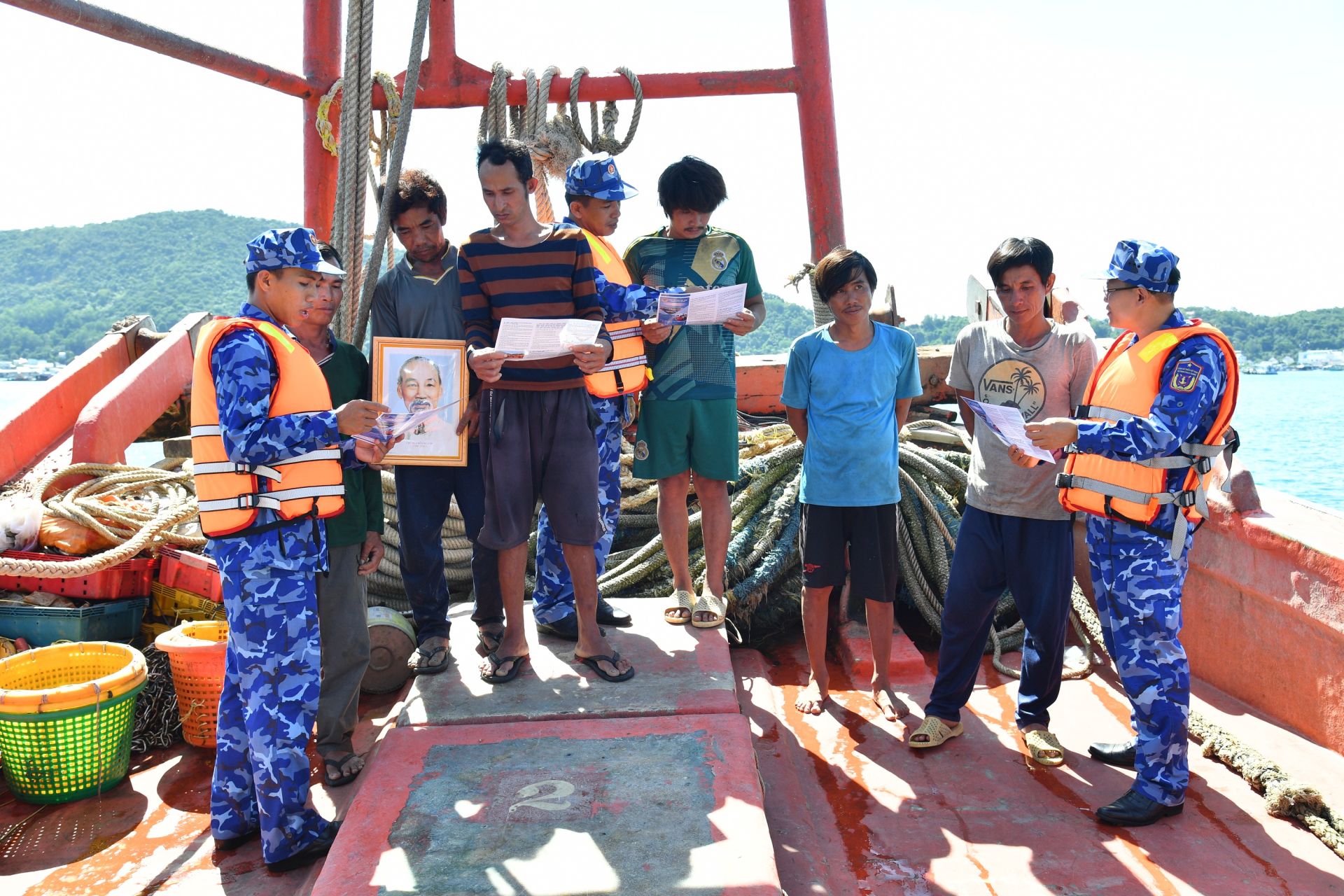 Bộ Tư lệnh Vùng Cảnh sát biển 4 tuyên truyền chống khai thác IUU và tặng cờ Tổ quốc, ảnh Bác Hồ, túi thuốc y tế cho các tàu cá đang hoạt động trên biển.