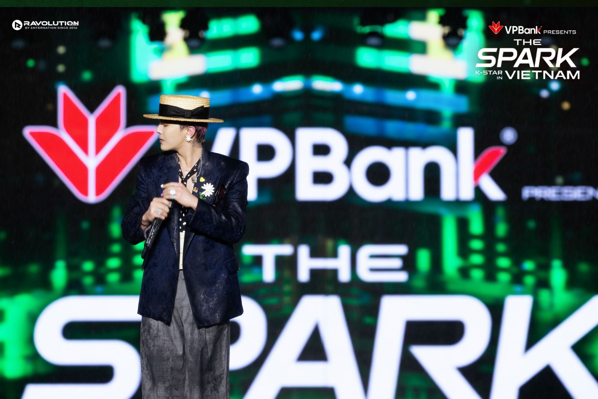 Huyền thoại K-Pop G-Dragon trở lại Việt Nam trên sân khấu của VPBank.