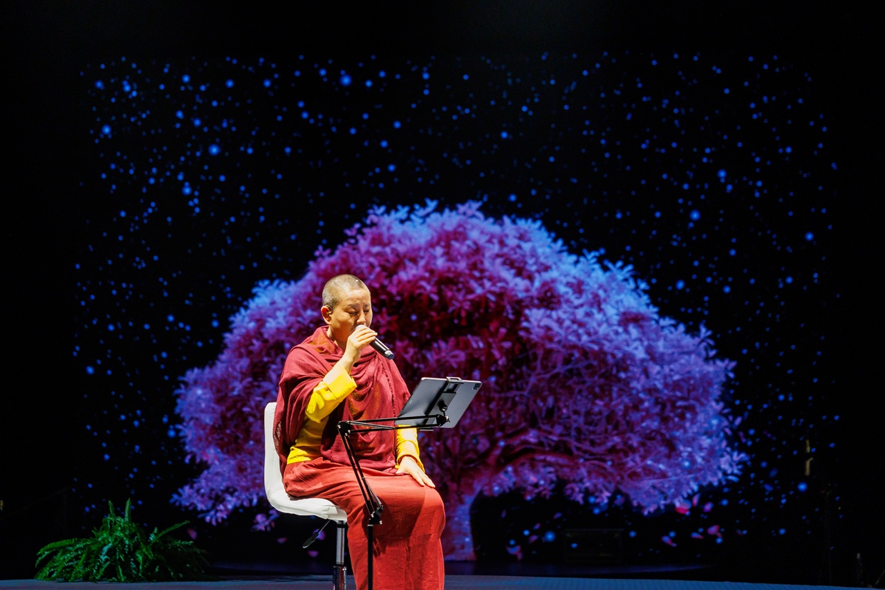 Giọng ca của lòng từ bi Ani Choying Drolma giúp người nghe tìm được sự tĩnh tại và cân bằng.