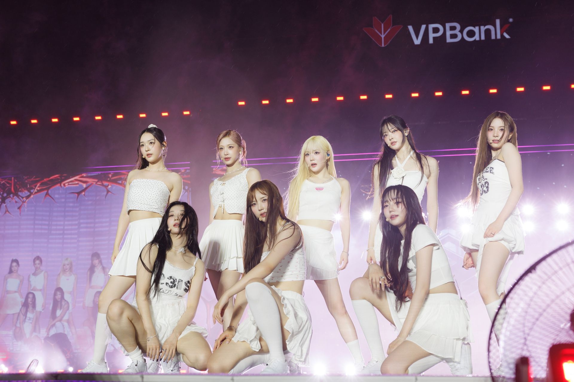 Thương hiệu VPBank xuất hiện dày đặc trong đời sống văn hóa của khách hàng.