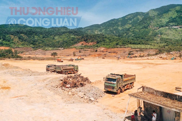 hằng ngày hàng loạt xe cơ giới cỡ lớn nối đuôi nhau ra vào công trường, thi công cả ngày lẫn đêm. Các mũi thi công được triển khai rầm rộ, trải dài khắp mặt bằng rộng lớn ven biển. Xe ben, xe ủi, máy xúc, máy lu hoạt động không ngơi nghỉ trên các tuyến đường dẫn vào khu vực chính của dự án.