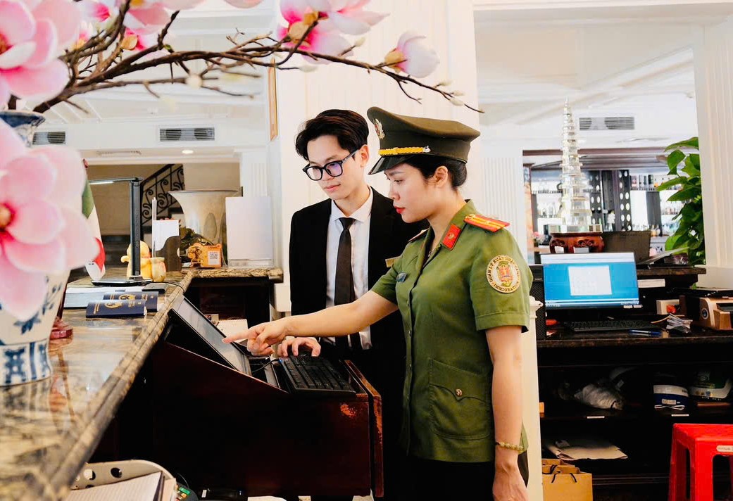 Cán bộ Phòng Quản lý xuất, nhập cảnh tuyên truyền, hướng dẫn cơ sở lưu trú thực hiện nghiêm các quy định của pháp luật về quản lý, sử dụng hộ chiếu Cán bộ Phòng Quản lý xuất, nhập cảnh tuyên truyền, hướng dẫn cơ sở lưu trú thực hiện nghiêm các quy định của pháp luật về quản lý, sử dụng hộ chiếu