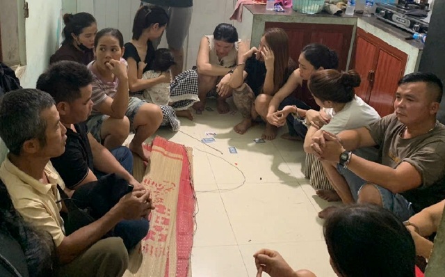 Công an Nghệ An triệt phá sới bạc “boong ke”, bắt giữ 15 đối tượng