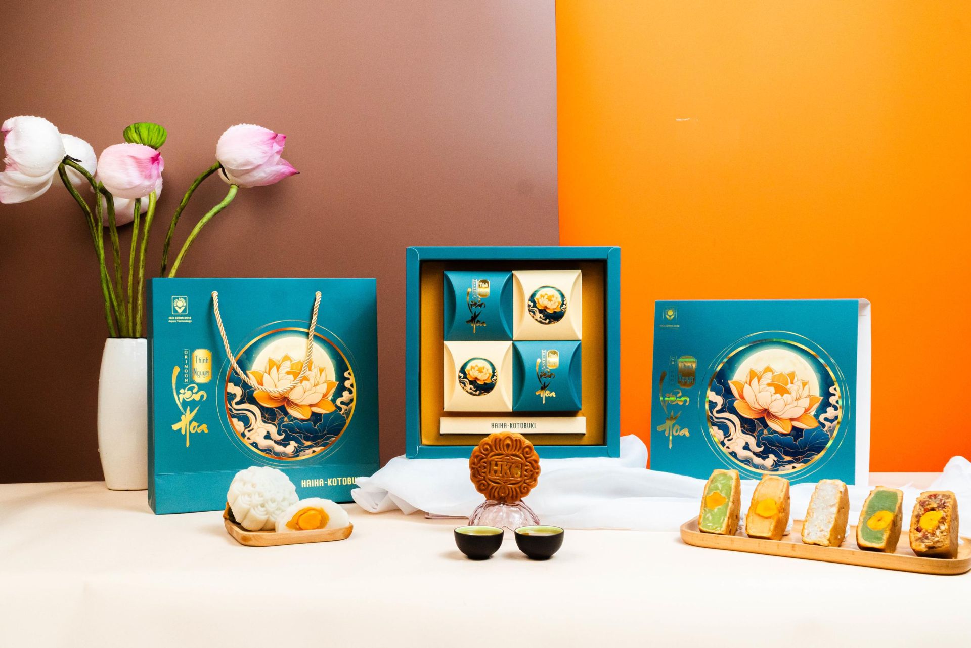 Bộ sưu tập bánh Trung thu Thịnh Nguyệt 2025 của Hải Hà – Kotobuki với thiết kế Liên Hoa trang nhã, kết hợp giữa nét truyền thống và tinh thần hiện đại. Bộ sưu tập bánh Trung thu Thịnh Nguyệt 2025 của Hải Hà – Kotobuki với thiết kế Liên Hoa trang nhã, kết hợp giữa nét truyền thống và tinh thần hiện đại.
