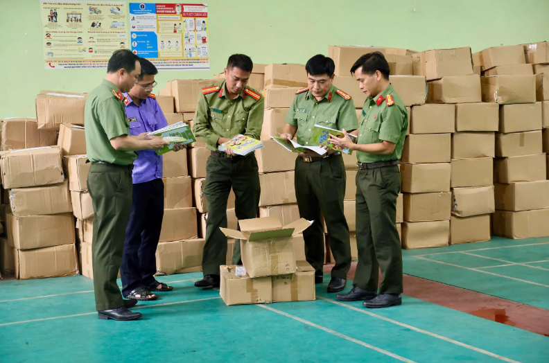 Lực lượng chức năng thu giữ lô hàng lớn sách giả