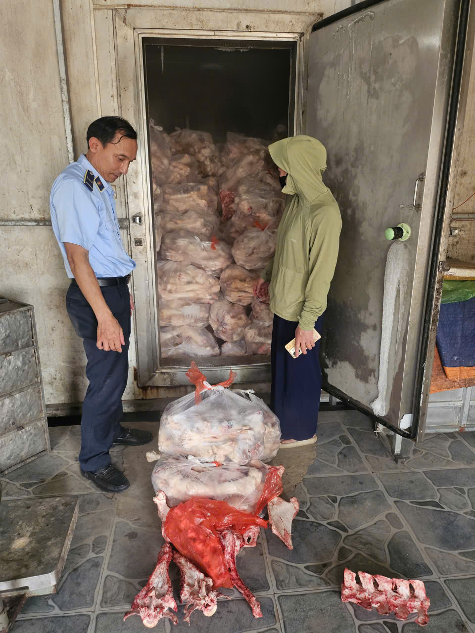 Lực lượng Quản lý thị trường Hà Nội kiểm tra lô hàng hóa vi phạm Lực lượng Quản lý thị trường Hà Nội kiểm tra lô hàng hóa vi phạm