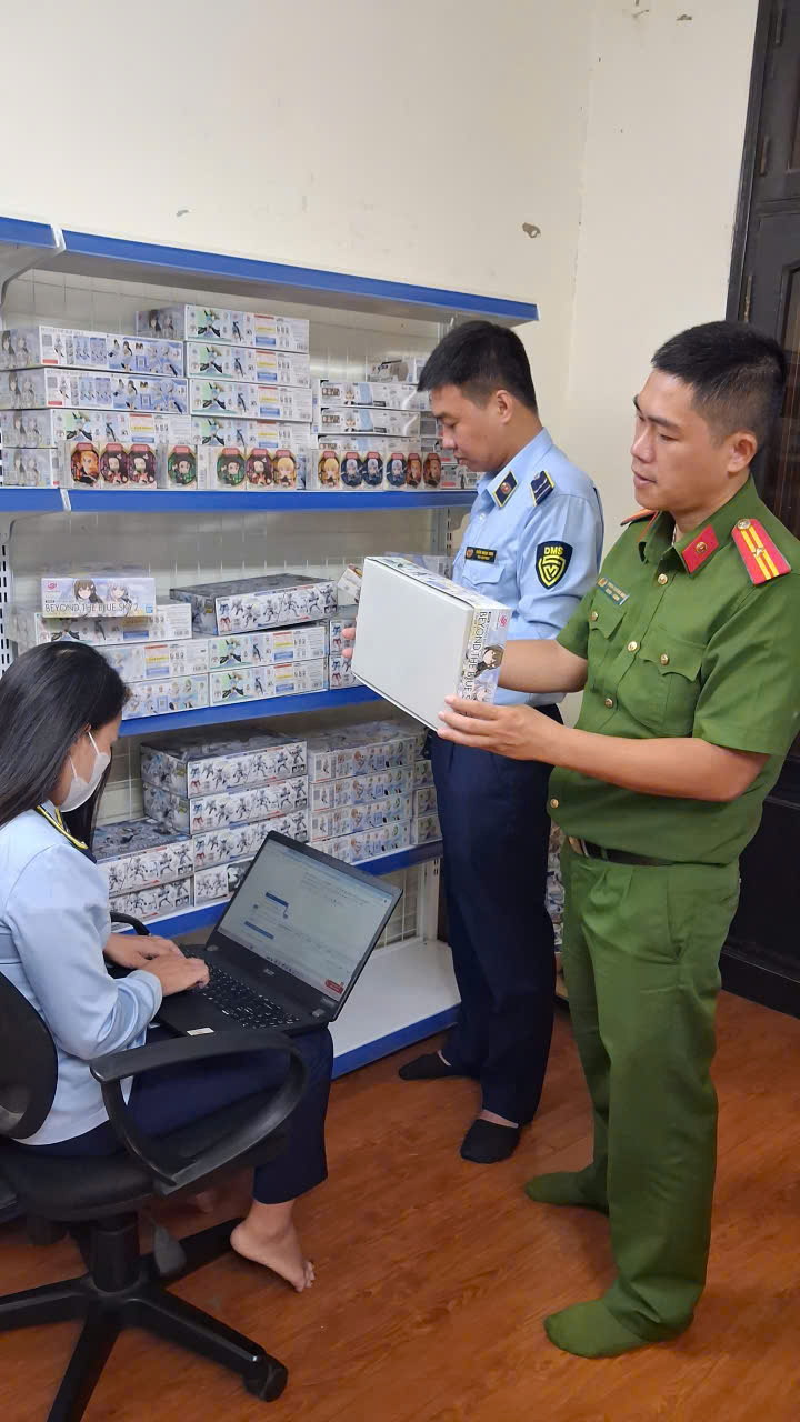 Lực lượng chức năng kiểm tra hàng hóa vi phạm