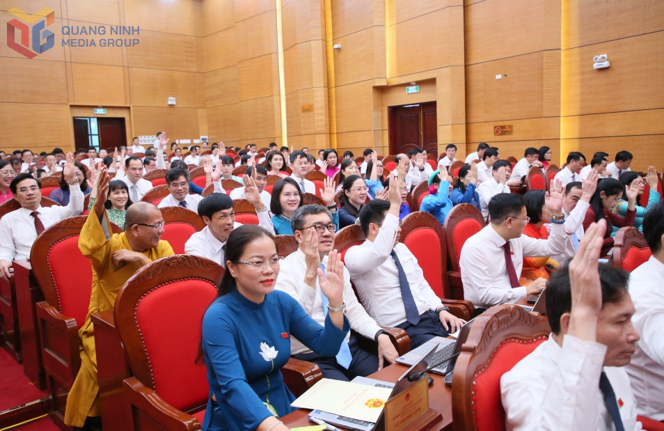 Các đại biểu HĐND tỉnh biểu quyết thông qua Nghị quyết tại kỳ họp thứ 30. Các đại biểu HĐND tỉnh biểu quyết thông qua Nghị quyết tại kỳ họp thứ 30.