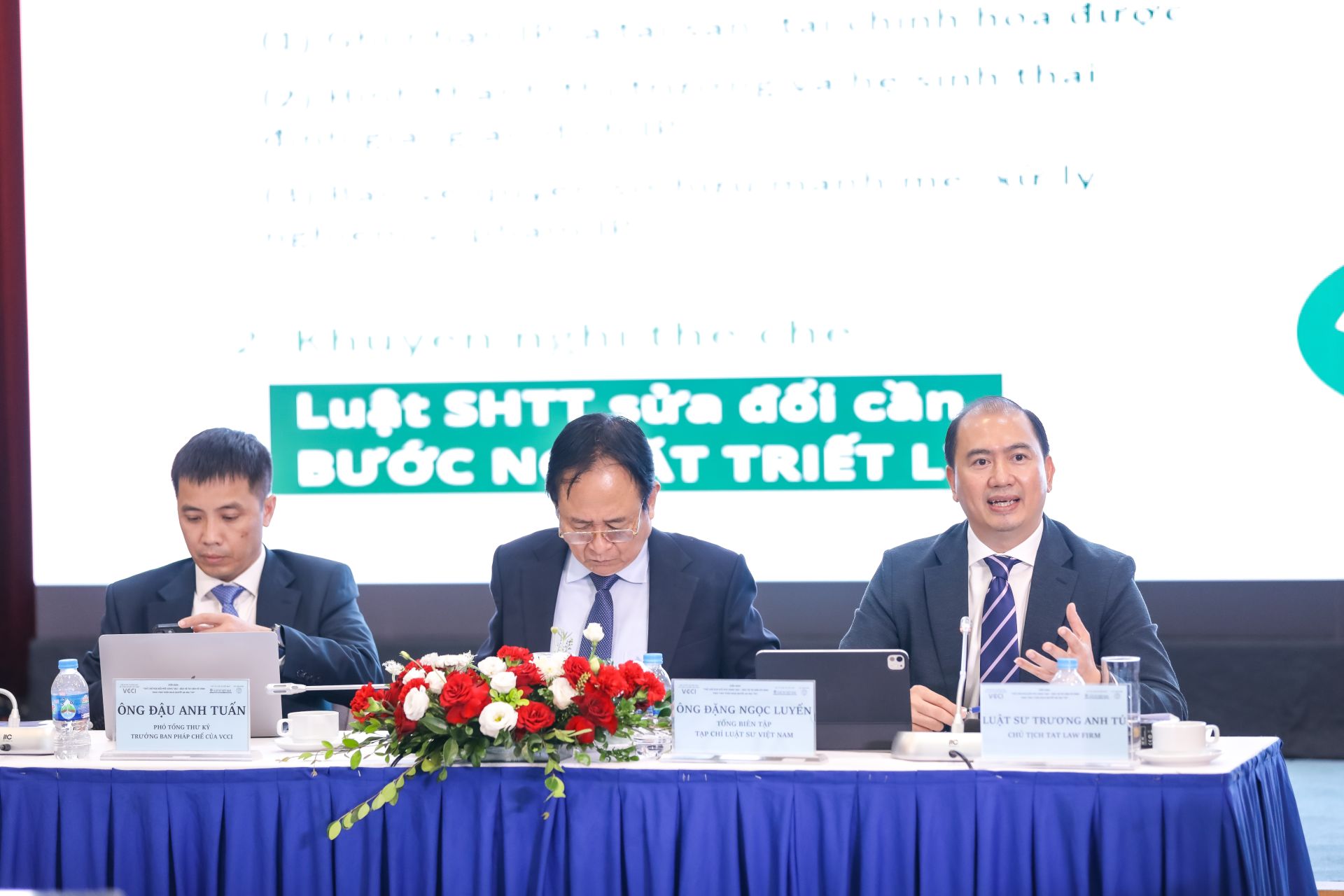 Bàn chủ tọa điều hành diễn đàn