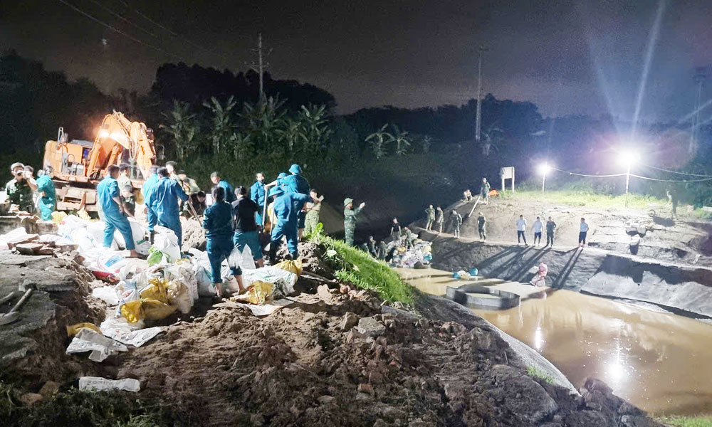 Lực lượng chức năng tham gia khắc phục sự cố tại Trạm bơm Cẩm Bào. Lực lượng chức năng tham gia khắc phục sự cố tại Trạm bơm Cẩm Bào.