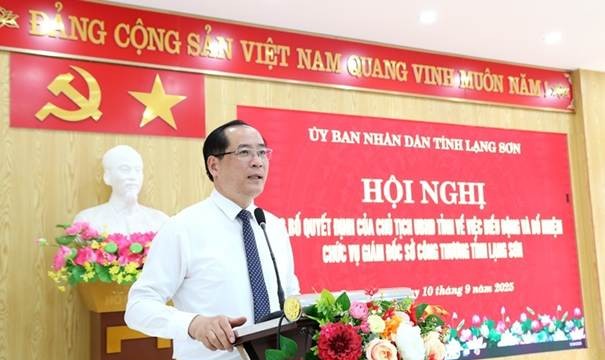 Phó Chủ tịch Thường trực UBND tỉnh Lạng Sơn Dương Xuân Huyên chúc mừng tân Giám đốc Sở Công Thương Bùi Quốc Khánh đã được lãnh đạo tỉnh Lạng Sơn tin tưởng, bổ nhiệm trên cương vị mới.