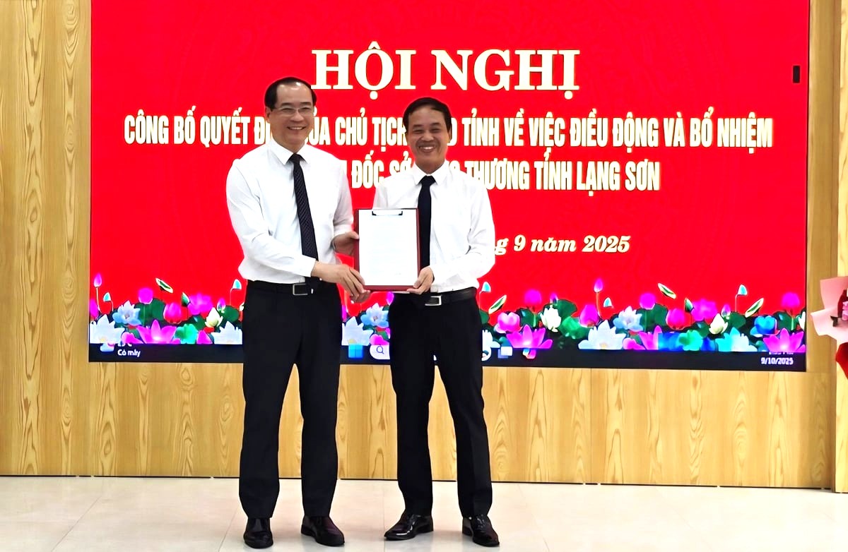 Phó Chủ tịch Thường trực UBND tỉnh Lạng Sơn Dương Xuân Huyên (bìa trái) trao Quyết định cho tân Giám đốc Sở Công Thương  Bùi Quốc Khánh