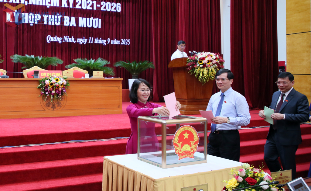 Các đại biểu HĐND tỉnh Quảng Ninh bỏ phiếu bầu bổ sung chức danh Phó Chủ tịch HĐND tỉnh khóa XIV, nhiệm kỳ 2021-2026; bầu bổ sung chức danh Ủy viên UBND tỉnh. Các đại biểu HĐND tỉnh Quảng Ninh bỏ phiếu bầu bổ sung chức danh Phó Chủ tịch HĐND tỉnh khóa XIV, nhiệm kỳ 2021-2026; bầu bổ sung chức danh Ủy viên UBND tỉnh.