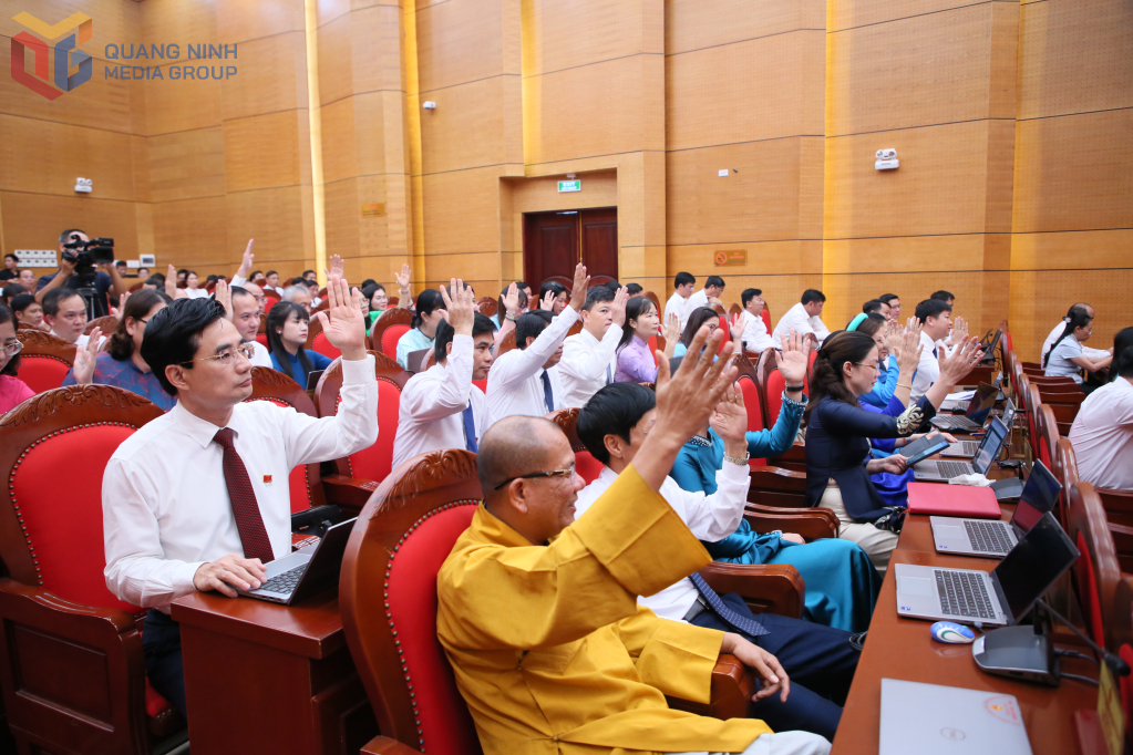 Các đại biểu biểu quyết nhất trí miễn nhiệm chức vụ Phó Chủ tịch Thường trực HĐND tỉnh Quảng Ninh khóa XIV, nhiệm kỳ 2021-2026, đối với bà Vi Ngọc Bích để nhận nhiệm vụ Trưởng Ban Tổ chức Tỉnh uỷ. Các đại biểu biểu quyết nhất trí miễn nhiệm chức vụ Phó Chủ tịch Thường trực HĐND tỉnh Quảng Ninh khóa XIV, nhiệm kỳ 2021-2026, đối với bà Vi Ngọc Bích để nhận nhiệm vụ Trưởng Ban Tổ chức Tỉnh uỷ.