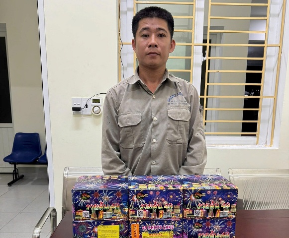 Nghệ An: Bắt lái xe tải tàng trữ 10kg pháo nổ trái phép