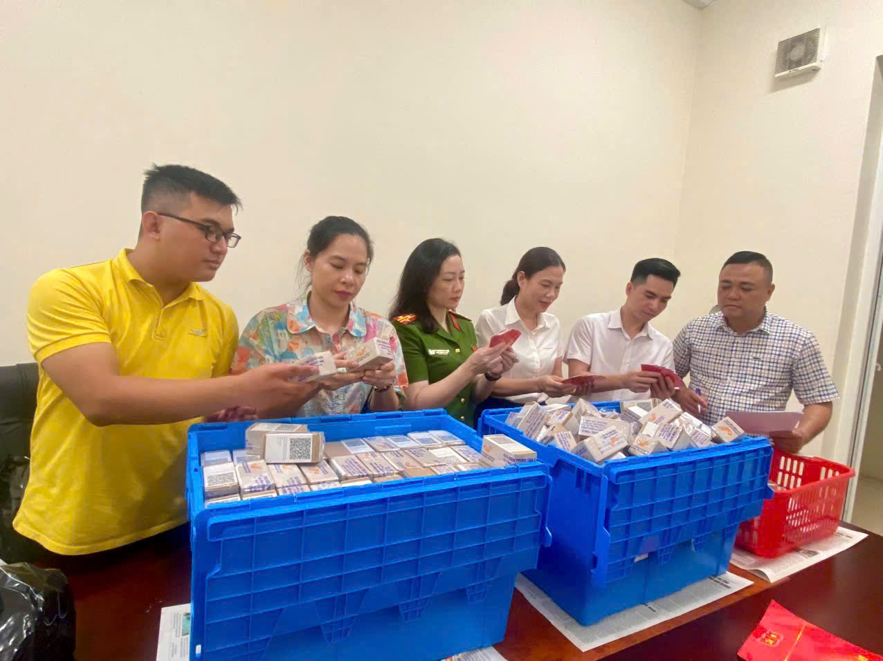 Ban Tổ chức Tỉnh ủy Thanh Hóa phối hợp với Công an tỉnh tổ chức tiếp nhận, rà soát và cấp phát thẻ cho đảng viên.