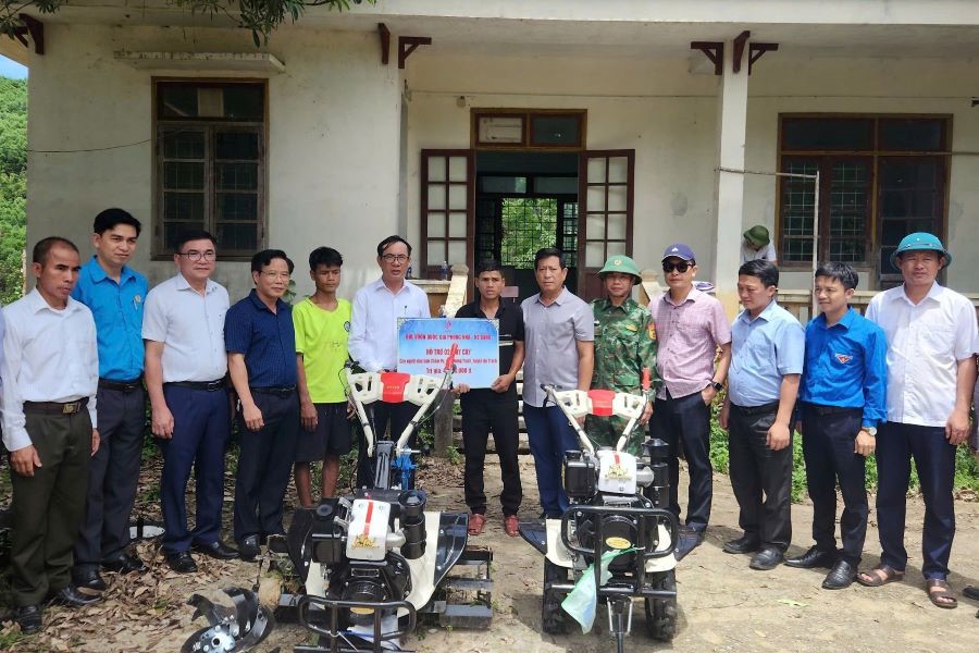 Ban Quản lý Vườn Quốc gia Phong Nha - Kẻ Bàng đã trao tặng người dân bản Chăm Pu 2 máy cày để phát triển sản xuất.