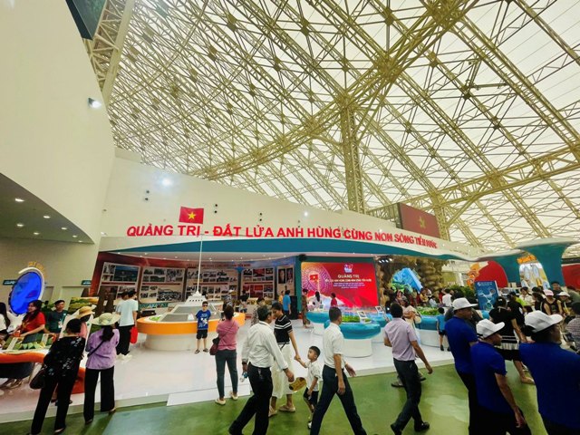 Đông đảo du khách đến tham quan.