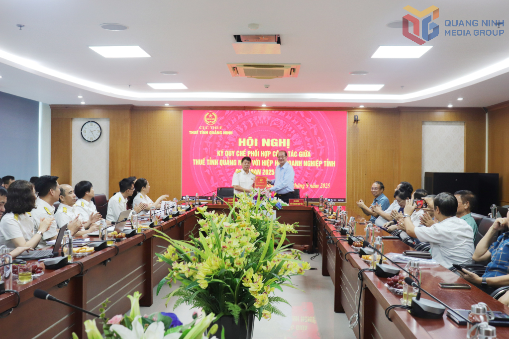 Lãnh đạo Thuế tỉnh Quảng Ninh và Hiệp hội Doanh nghiệp tỉnh ký kết quy chế phối hợp. Lãnh đạo Thuế tỉnh Quảng Ninh và Hiệp hội Doanh nghiệp tỉnh ký kết quy chế phối hợp.