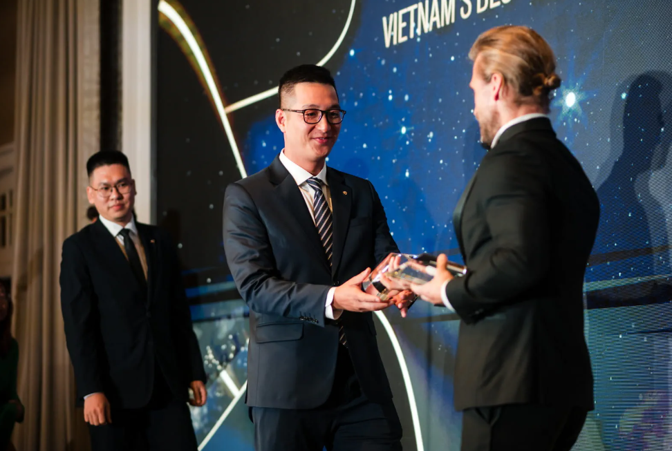 Ông Phạm Anh Thái – Phó Giám đốc Ban Khách hàng Doanh nghiệp lớn, kiêm Giám đốc Bộ phận Khách hàng Doanh nghiệp lớn phía Nam đại diện Vietcombank nhận giải thưởng từ Ban Tổ chức. Ảnh: VCB