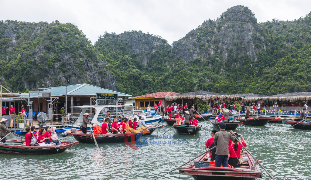 Du khách tham quan làng chài Vung Viêng, một trong những làng chài cổ và hiếm hoi còn tồn tại trên vịnh Hạ Long, mang đậm dấu ấn văn hóa biển. Du khách tham quan làng chài Vung Viêng, một trong những làng chài cổ và hiếm hoi còn tồn tại trên vịnh Hạ Long, mang đậm dấu ấn văn hóa biển.