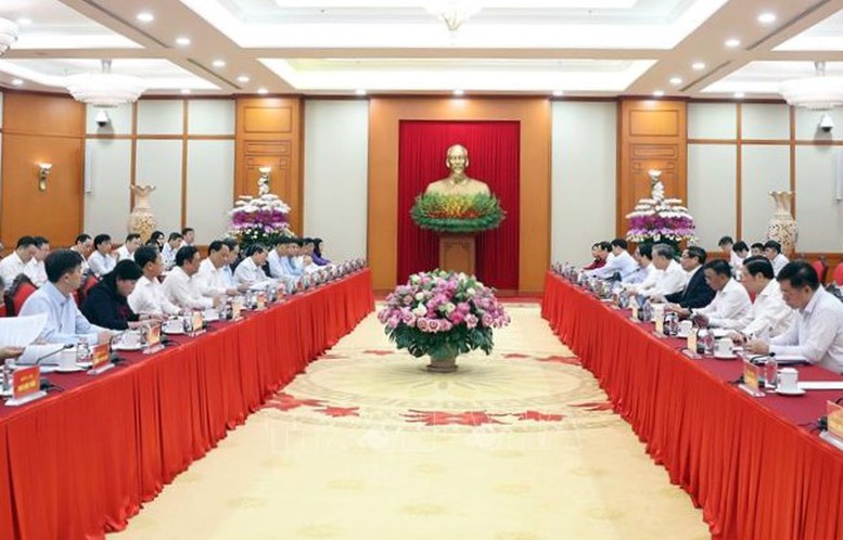 Bộ Chính trị làm việc với Ban Thường vụ Đảng ủy Quốc hội để cho ý kiến vào dự thảo các văn kiện, phương án nhân sự và công tác chuẩn bị Đại hội đại biểu Đảng bộ Quốc hội lần thứ I, nhiệm kỳ 2025-2030 - Ảnh: TTXVN