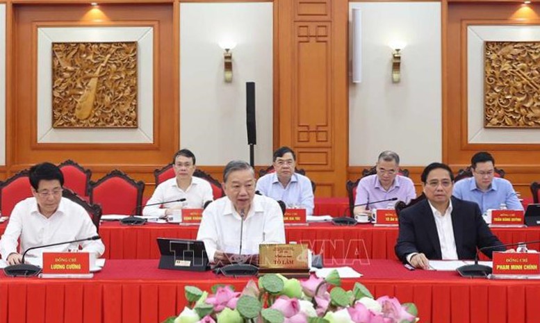 Các đồng chí Ủy viên Bộ Chính trị cơ bản tán thành với dự thảo các văn kiện trình Đại hội của Đảng ủy Quốc hội, cho ý kiến góp ý rất tâm huyết, trách nhiệm, sâu sắc để bổ sung, hoàn thiện Văn kiện Đại hội - Ảnh: TTXVN